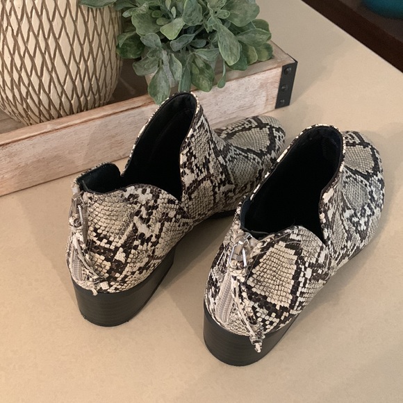 Kenneth Cole Reaction booties size 9 - Picture 2 of 5